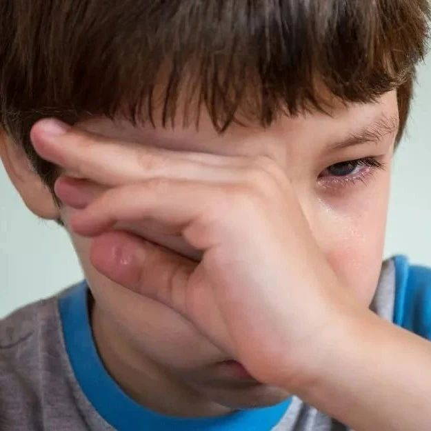 抑郁也“传代”：父亲抑